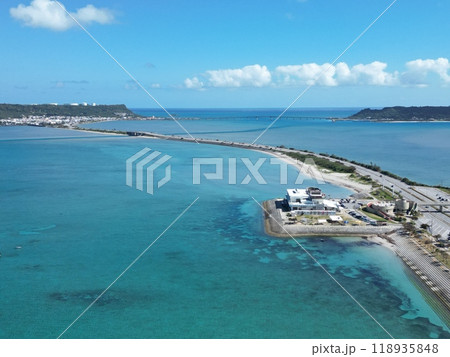 海中道路の途中にある海の駅あやはし館の空撮 海中道路の途中にある海の駅あやはし館の空撮 118935848