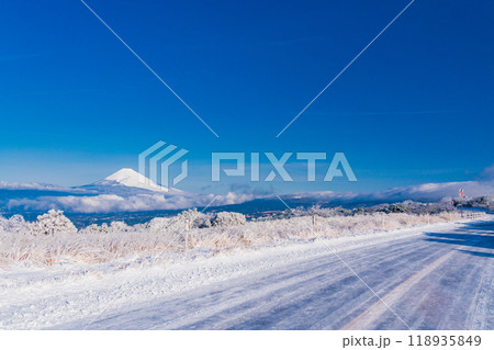 【静岡県】降雪した伊豆スカイラインから眺める富士山 118935849