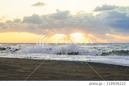 日本海の夕暮れ　美川海岸の荒波（石川県白山市） 118936222