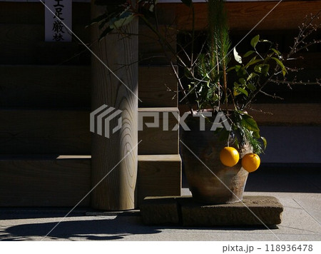 お寺の境内寺院の階段お正月飾り お寺の境内寺院の階段お正月飾り 118936478