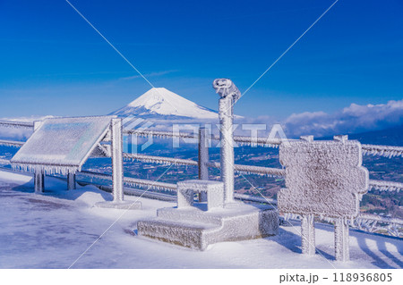 【静岡県】伊豆スカイライン西丹那駐車場　凍り付いた望遠鏡の向こうに富士山 118936805