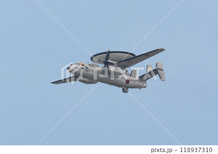 飛行する航空自衛隊E-2Cホークアイ 118937310