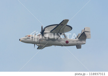 飛行する航空自衛隊E-2Cホークアイ 118937311