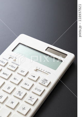黒背景に電卓 黒背景に電卓 118937821