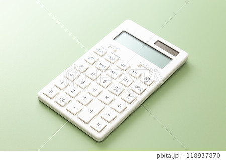 緑背景に電卓 118937870