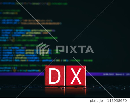 ノートパソコンの上のDXの文字　デジタル・トランスフォーメーション 118938670