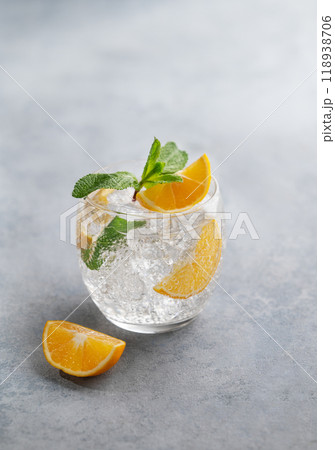 Lemonade tonic drink with fresh lemon, mint and ice on a light background. 118938706