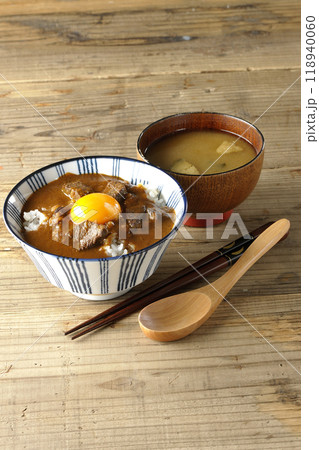月見ビーフカレー丼と味噌汁 118940060