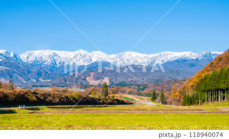 秋の白馬村 118940074