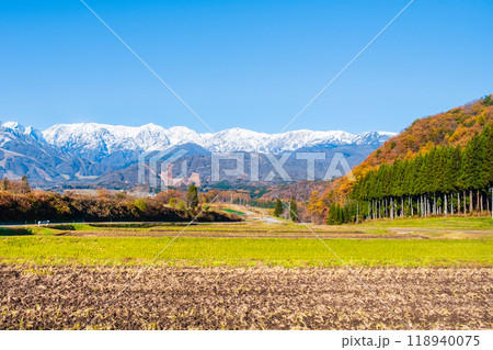 秋の白馬村 118940075