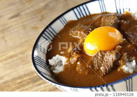 月見ビーフカレー丼 118940126
