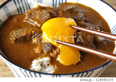 月見ビーフカレー丼 月見ビーフカレー丼 118940154