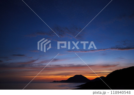 夏の鳥取砂丘から日本海の夜明けを臨む 118940548