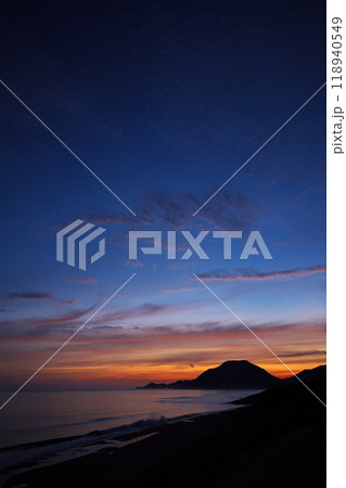 夏の鳥取砂丘から日本海の夜明けを臨む 夏の鳥取砂丘から日本海の夜明けを臨む 118940549