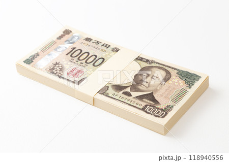 白背景に一万円の札束 白背景に一万円の札束 118940556