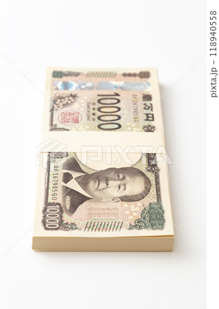 白背景に一万円の札束 白背景に一万円の札束 118940558