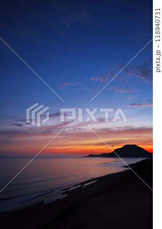夏の鳥取砂丘から日本海の夜明けを臨む 118940731