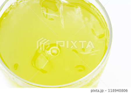 グラスに入った冷たい緑茶の表面のクローズアップ 118940806