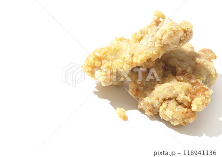 鶏の唐揚げを白背景で撮影 鶏の唐揚げを白背景で撮影 118941136
