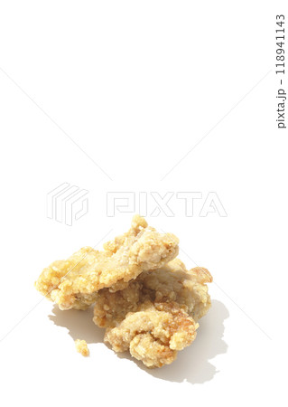 鶏の唐揚げを白背景で撮影 118941143