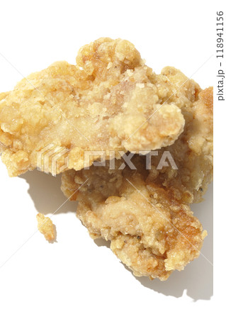 鶏の唐揚げを白背景で撮影 118941156