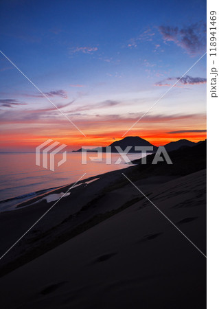 夏の鳥取砂丘　馬の背から日本海の夜明けを臨む 118941469