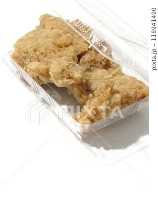 パックに入った鶏の唐揚げを白背景で撮影 118941490