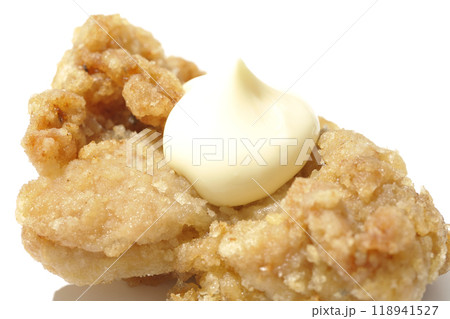 マヨネーズ乗せ鶏の唐揚げを白背景で撮影 118941527