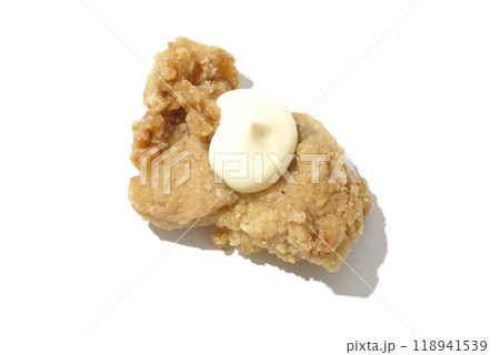 マヨネーズ乗せ鶏の唐揚げを白背景で撮影 118941539