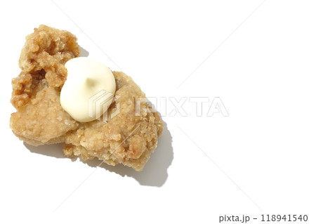 マヨネーズ乗せ鶏の唐揚げを白背景で撮影 118941540