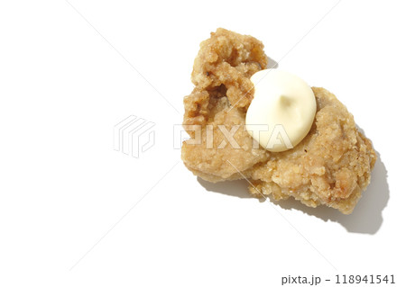 マヨネーズ乗せ鶏の唐揚げを白背景で撮影 118941541