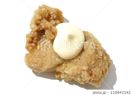 マヨネーズ乗せ鶏の唐揚げを白背景で撮影 118941542