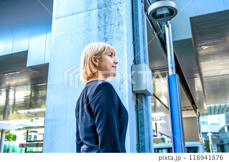 フリーランスの女性デザイナー 118941876