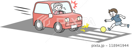 車道に飛び出す子供と急停車するシニア女性のドライバー 118941944