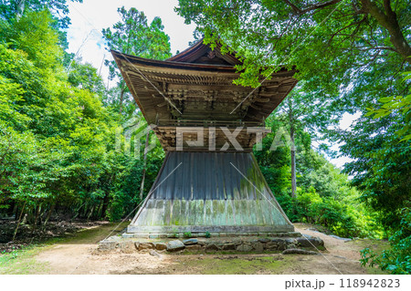 京都市右京区　神護寺の鐘楼 118942823
