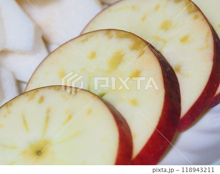 完熟蜜入りのカットされた秋映 118943211