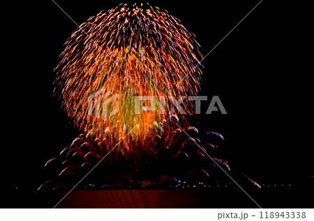 盆の時期の風物詩の可憐な打ち上げ花火 118943338