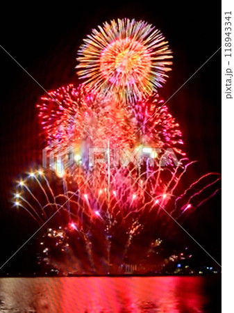 盆の時期の風物詩の可憐な打ち上げ花火 盆の時期の風物詩の可憐な打ち上げ花火 118943341