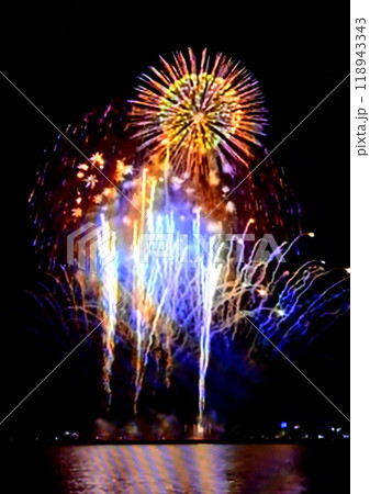 盆の時期の風物詩の可憐な打ち上げ花火 盆の時期の風物詩の可憐な打ち上げ花火 118943343