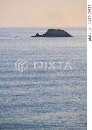 夏の鳥取砂丘　馬の背から日本海に浮かぶ鯨島を臨む 118943457