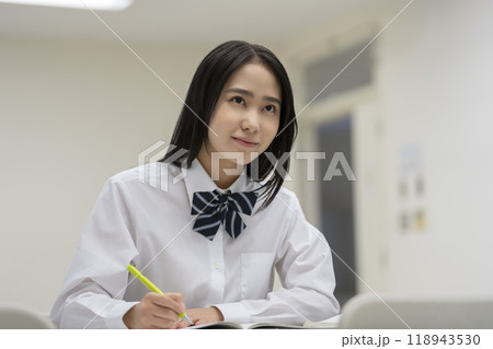 教室で勉強する女子高校生　撮影協力：有明教育芸術短期大学 118943530