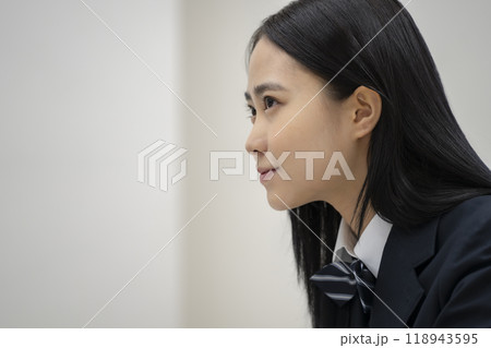 真剣な表情の女子高校生　撮影協力：有明教育芸術短期大学 118943595