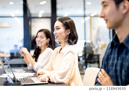 ミーティングで相手の話に傾聴している女性 ミーティングで相手の話に傾聴している女性 118943630