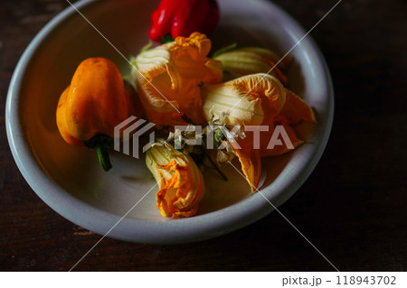 テーブルに置かれたかぼちゃの花とパプリカ 118943702