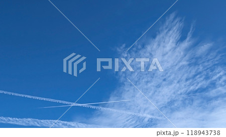 飛行機雲とカスミ雲 118943738