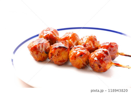 炭火でじっくり焼いた、おいしそうな焼き鳥（つくね） 118943820
