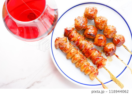 炭火でじっくり焼き上げたおいしそうな焼き鳥(つくね串と、ぼんじり)と、赤ワインのグラス 炭火でじっくり焼き上げたおいしそうな焼き鳥(つくね串と、ぼんじり)と、赤ワインのグラス 118944062