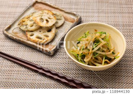 和食器に盛られたもやしと豆苗の和え物と蓮根 118944130