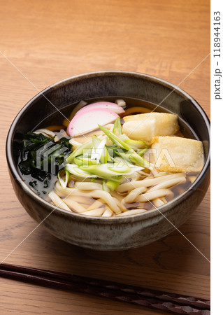 焼き餅がのった力うどん 118944163
