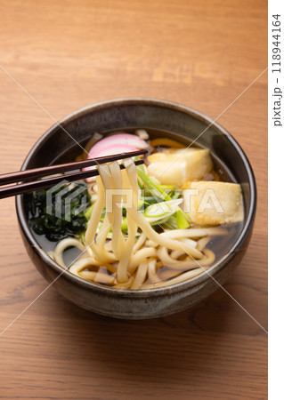 焼き餅がのった力うどん 118944164